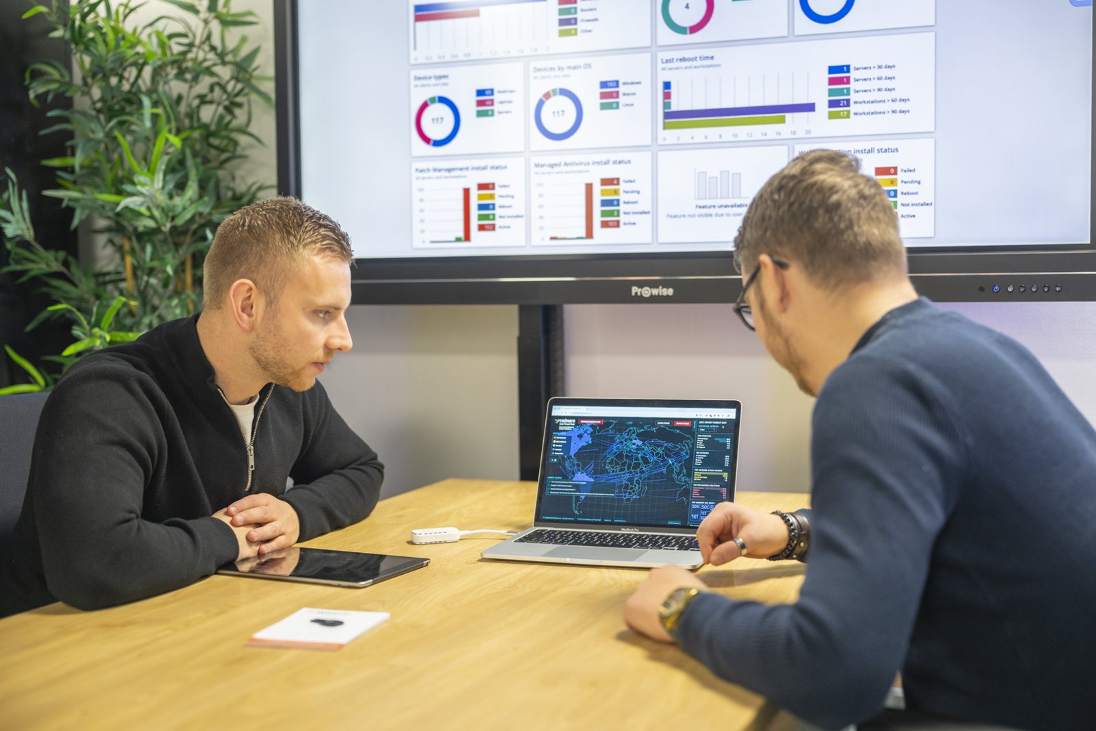 Specialisten van IT-Wizzard delen kennis achter een laptop