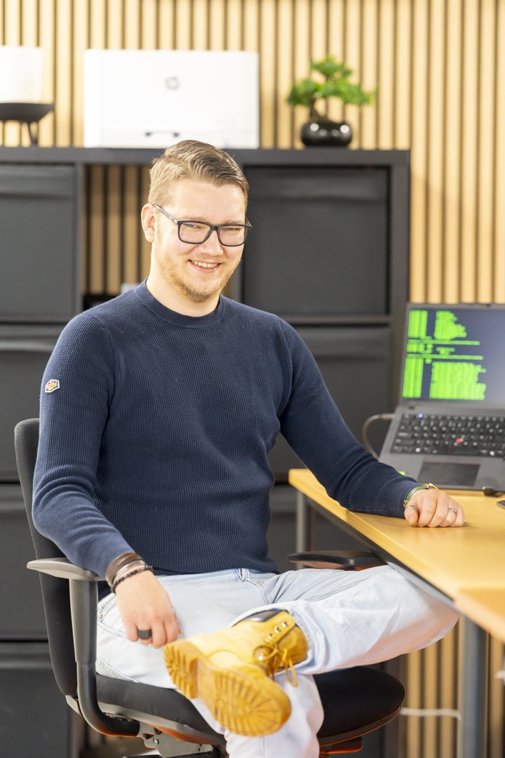 Specialist van IT-Wizzard controleert de beveiliging van een werkplek
