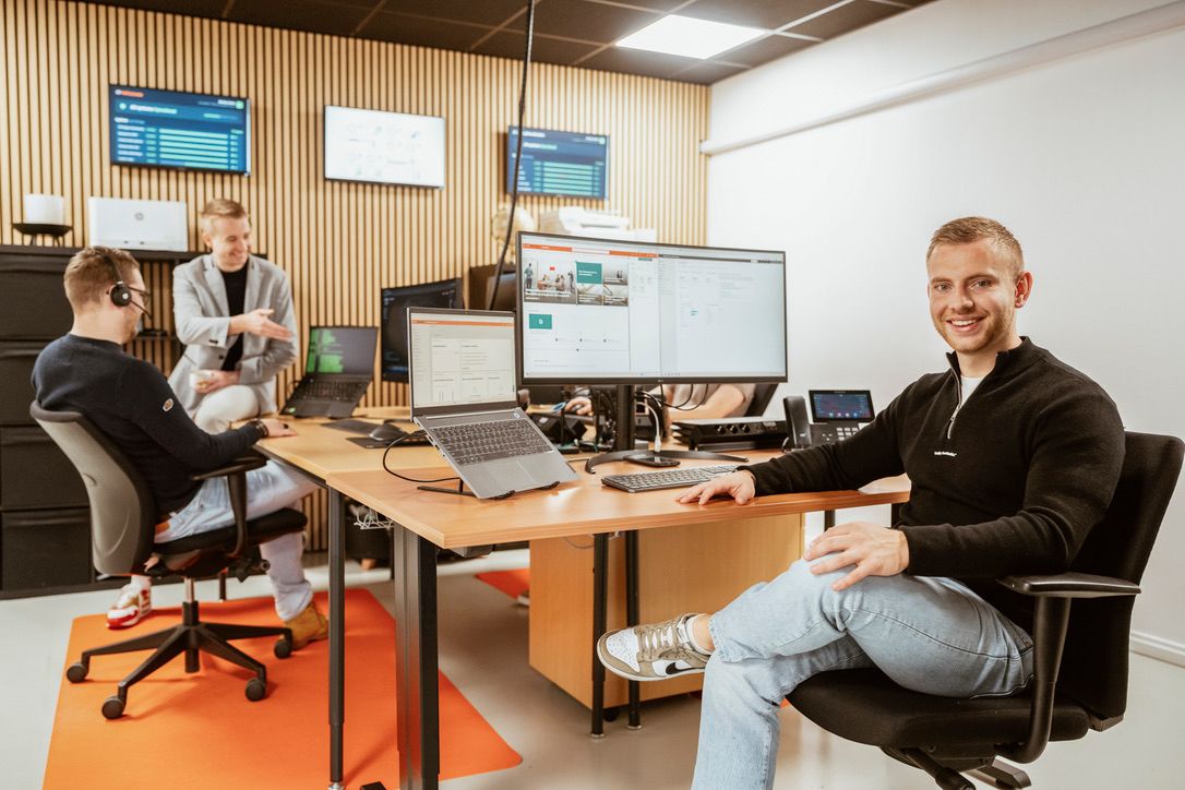 Specialist van IT-Wizzard in overleg met een klant