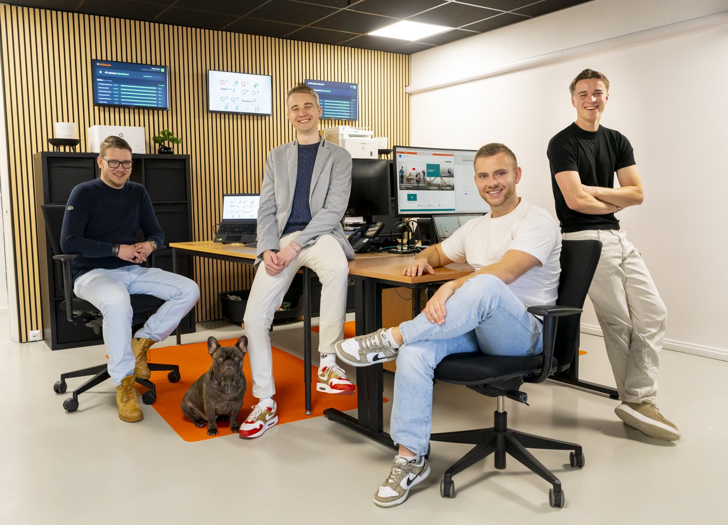 Het team van IT-Wizzard op kantoor in Harlingen