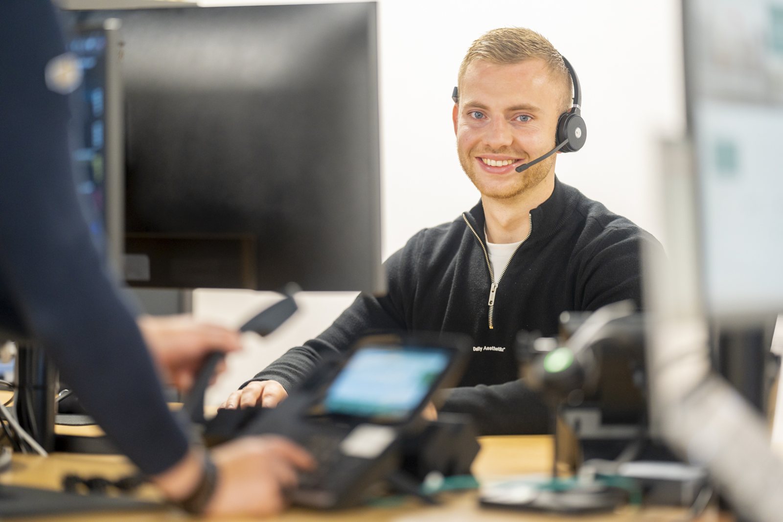 Specialist van IT-Wizzard met headset helpt op afstand
