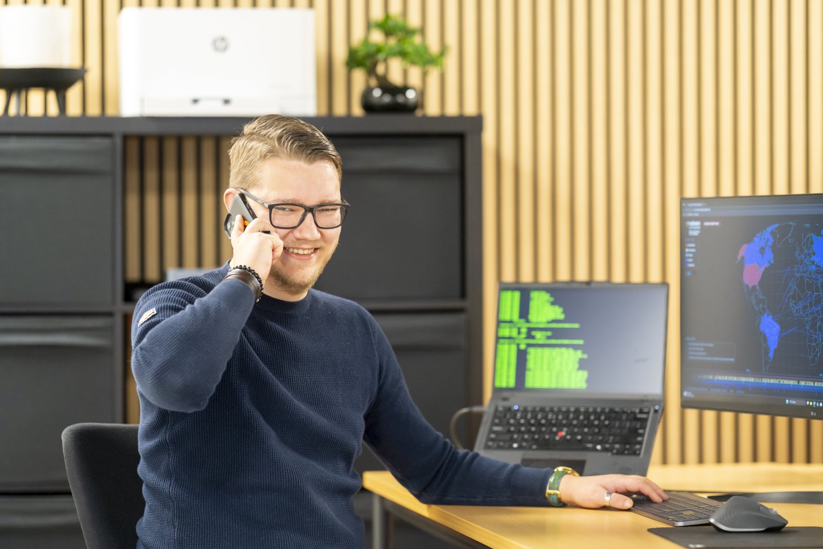 Specialist van IT-Wizzard in overleg met een klant