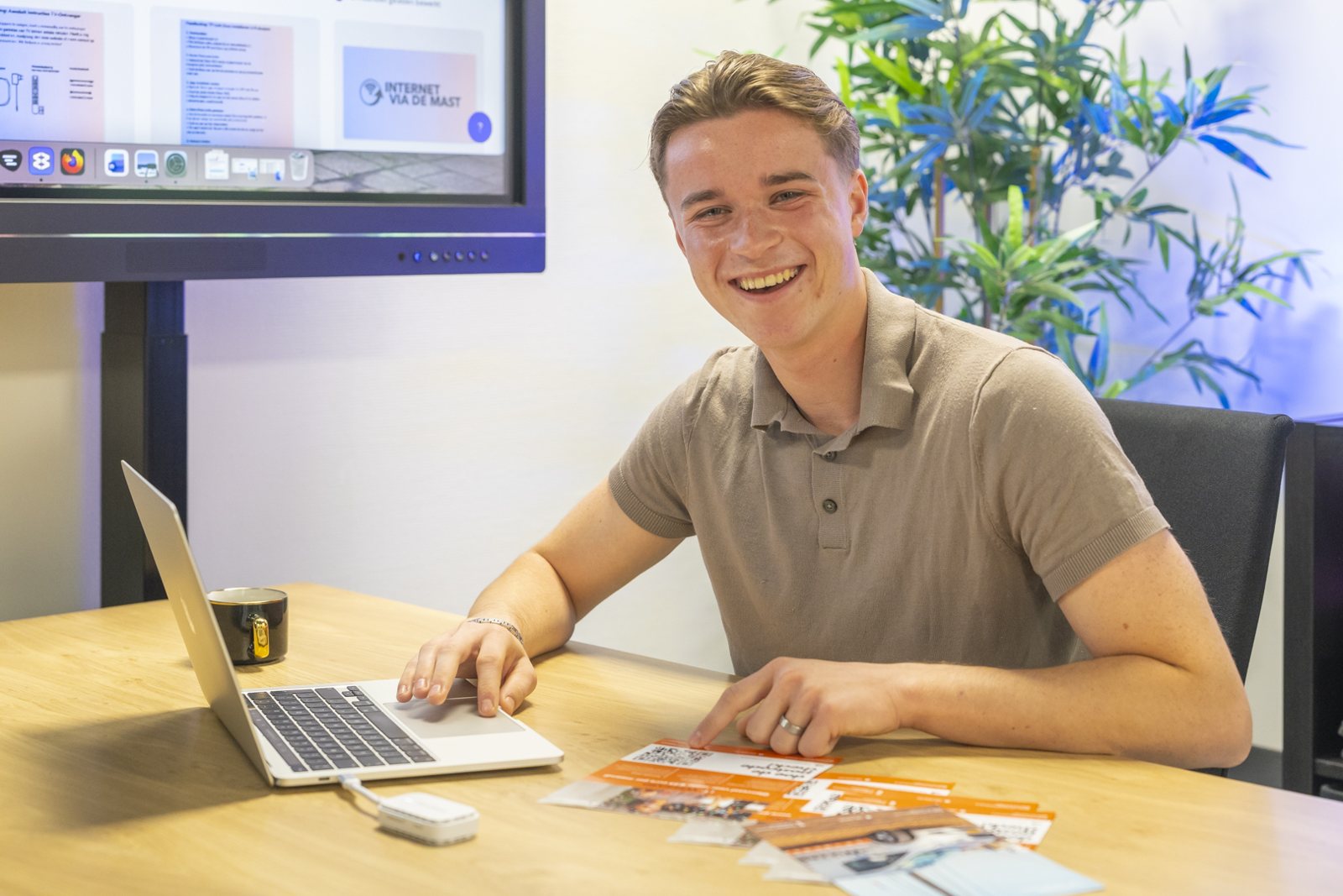 Specialist van IT-Wizzard helpt een klant via de laptop