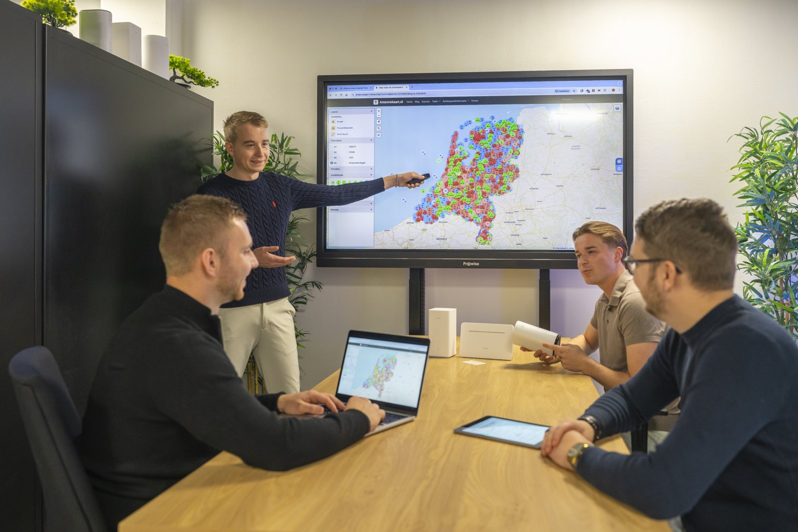 Team van IT-Wizzard bij een kaart van Nederland