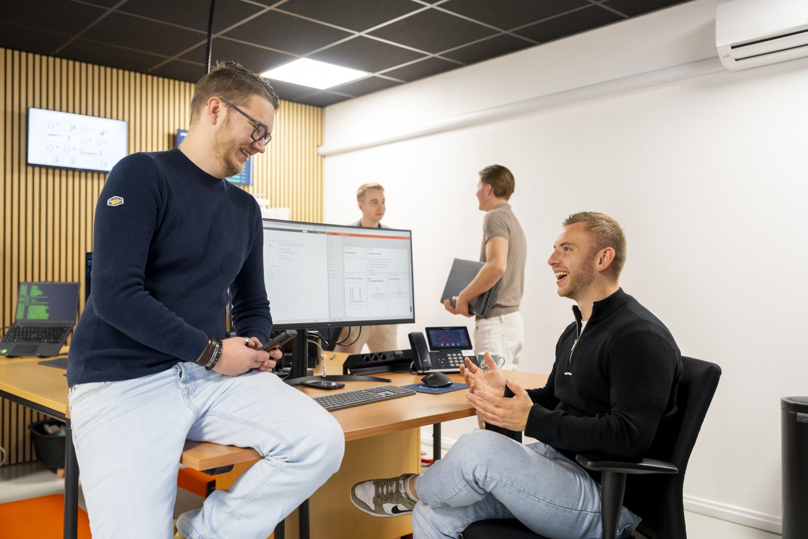 Specialist van IT-Wizzard in overleg met een klant