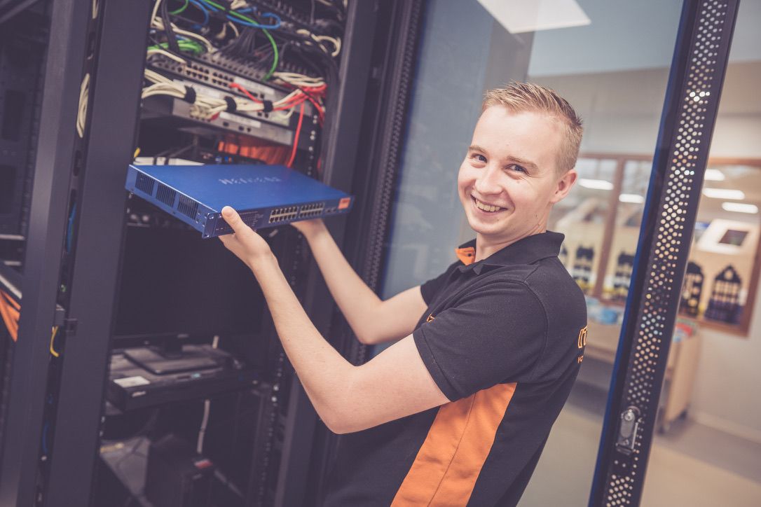 Specialist van IT-Wizzard in overleg met een klant