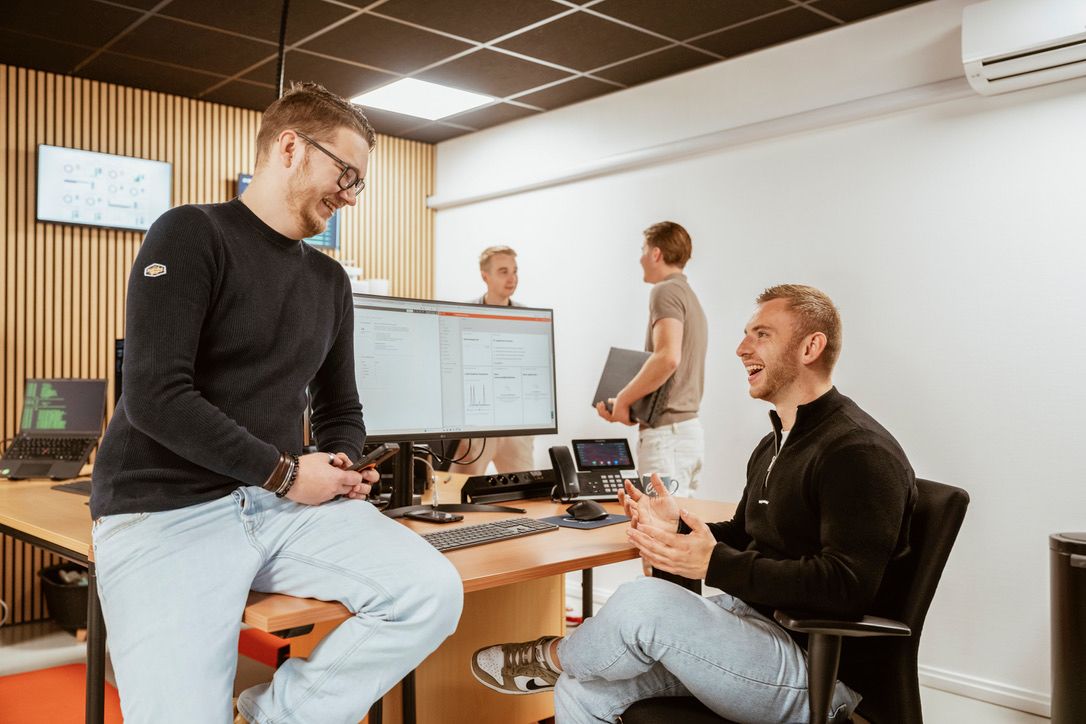 Specialist van IT-Wizzard in overleg met een klant