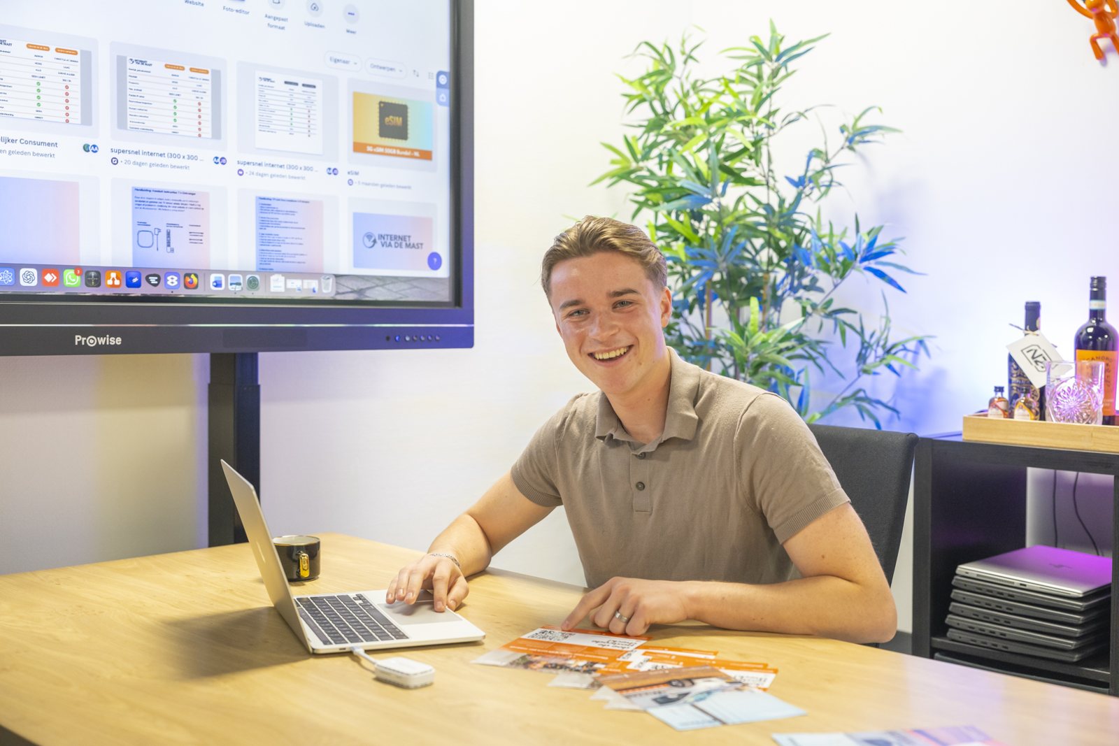 Medewerker van een accountantskantoor werkt op een door IT-Wizzard beheerde laptop