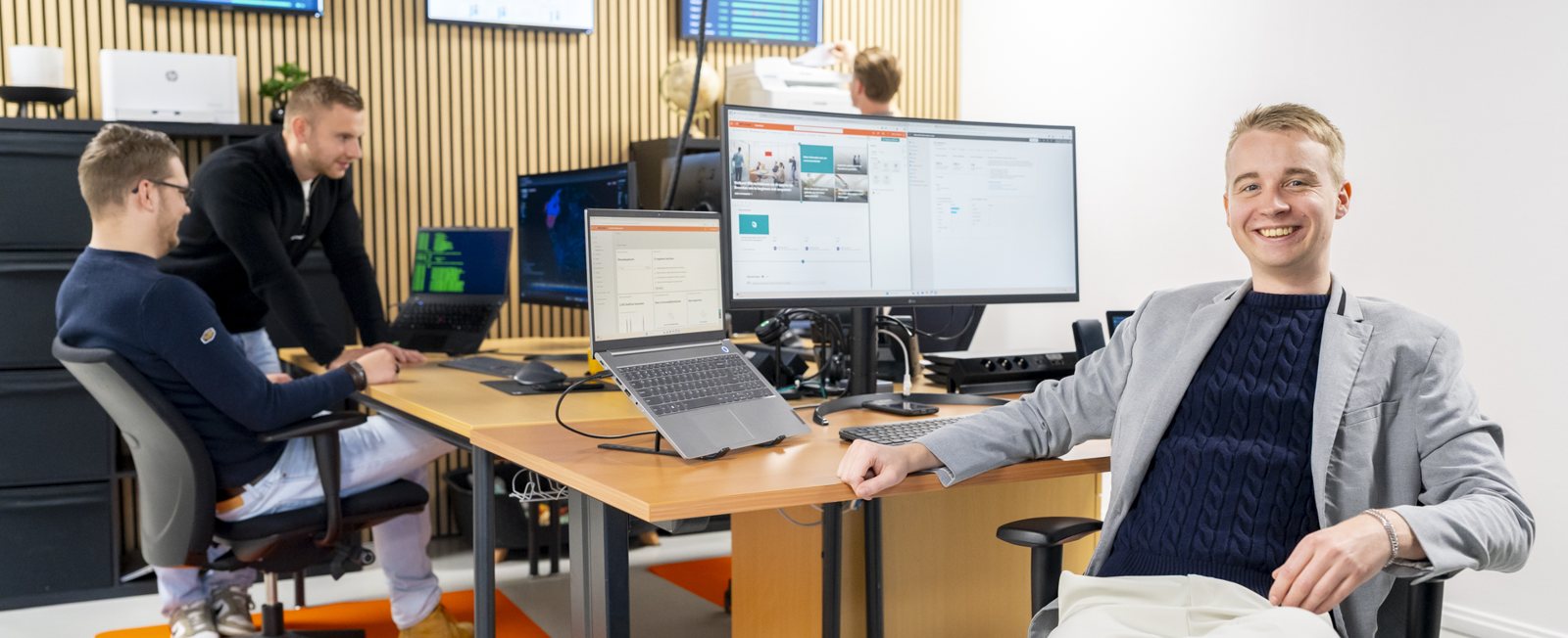Specialist van IT-Wizzard richt een werkplek in voor een bouwbedrijf