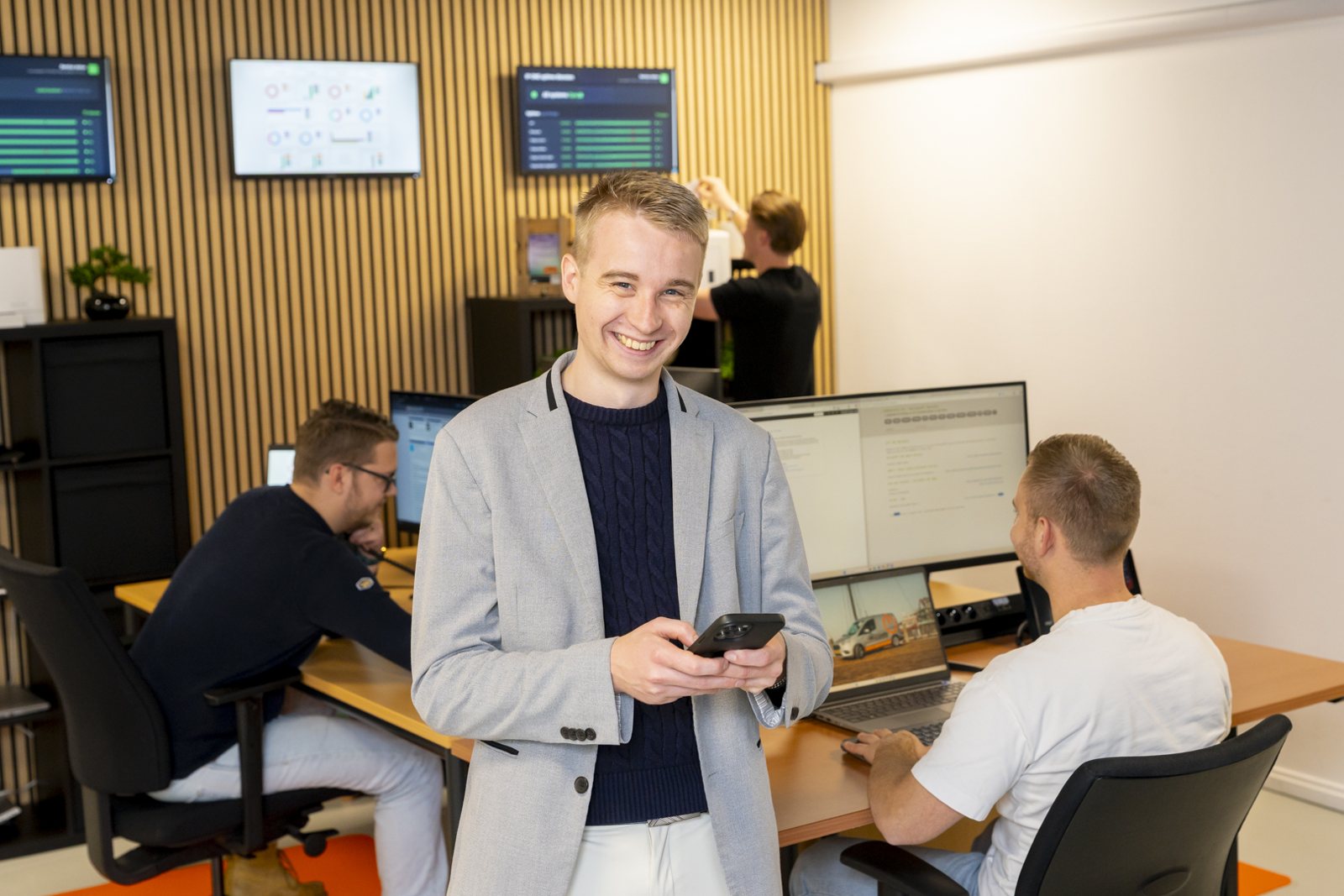 Specialist van IT-Wizzard belt een winkelier terwijl het team meekijkt