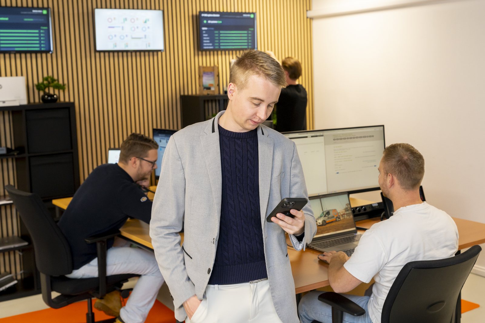 Specialist van IT-Wizzard bespreekt de wifi van een horecazaak met het team