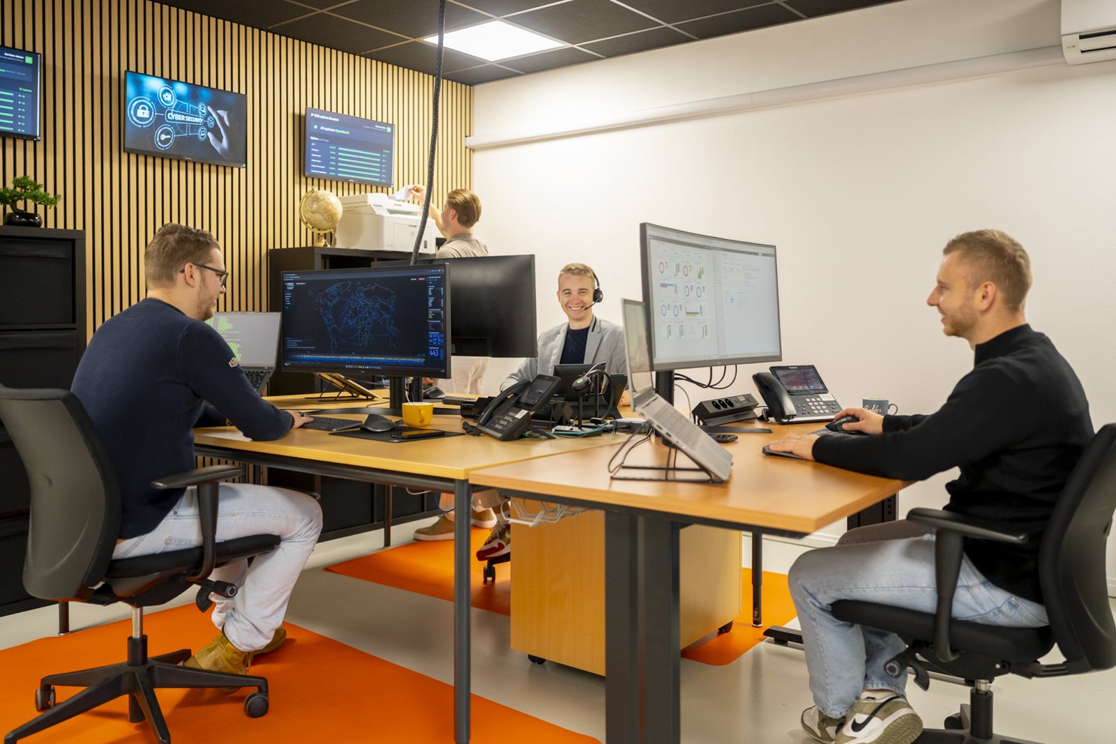 Specialisten van IT-Wizzard aan het werk op beheerde werkplekken