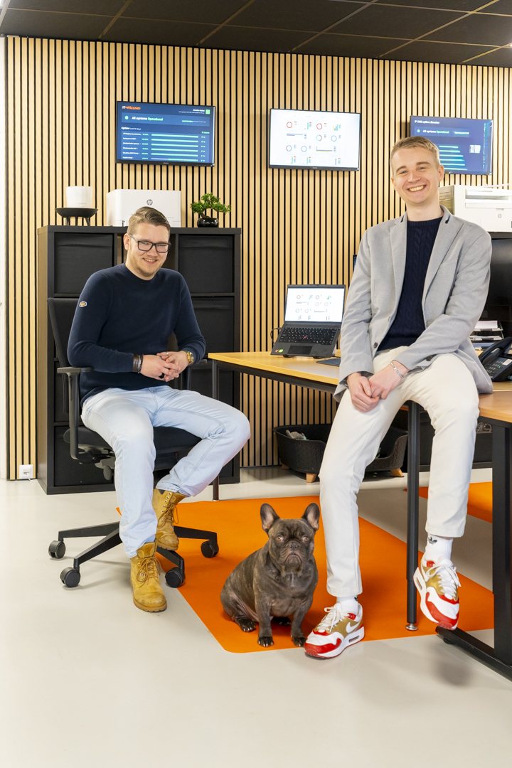 Specialist van IT-Wizzard aan het werk voor een maritiem bedrijf