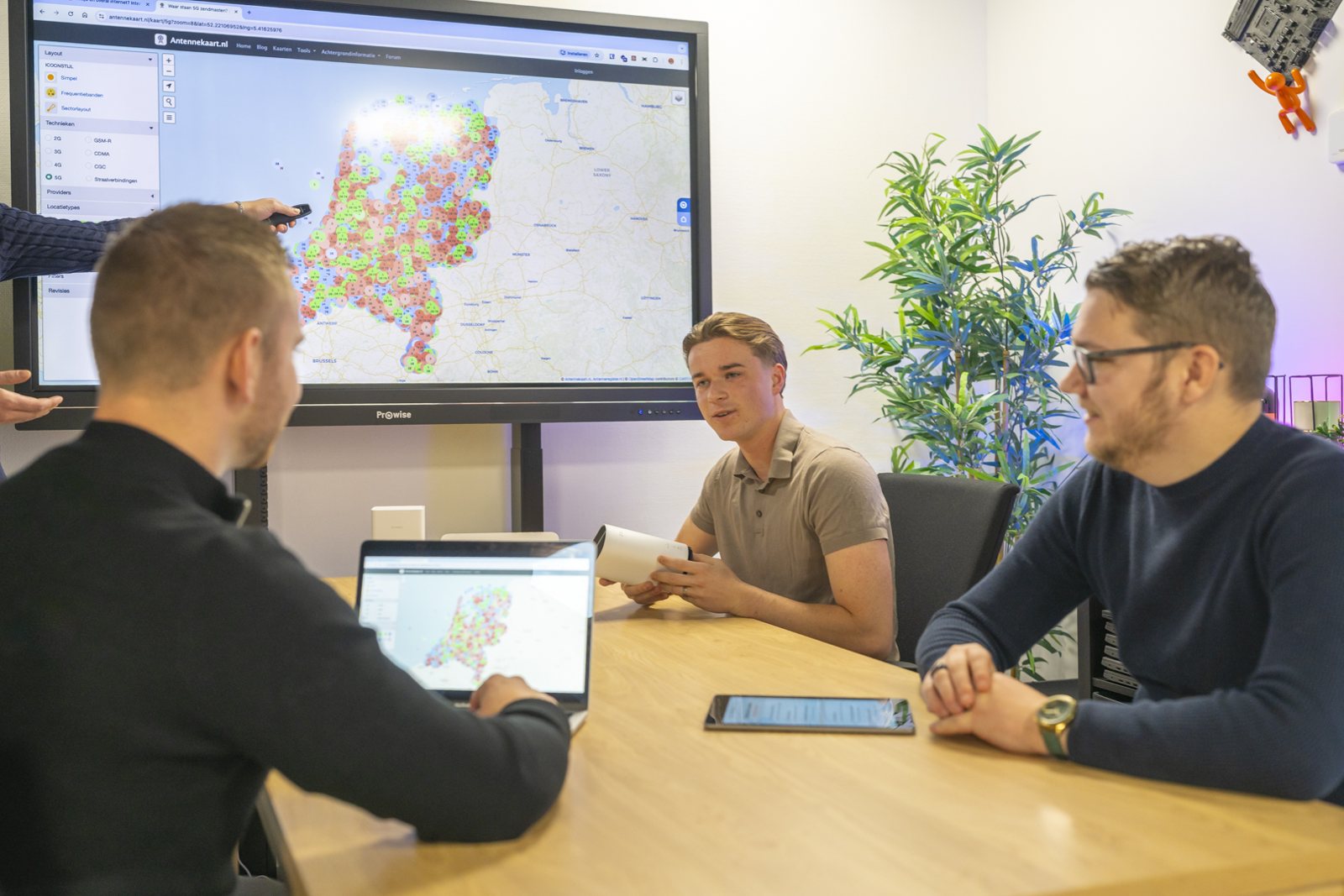 Specialisten van IT-Wizzard bespreken de IT van een onderwijsstichting