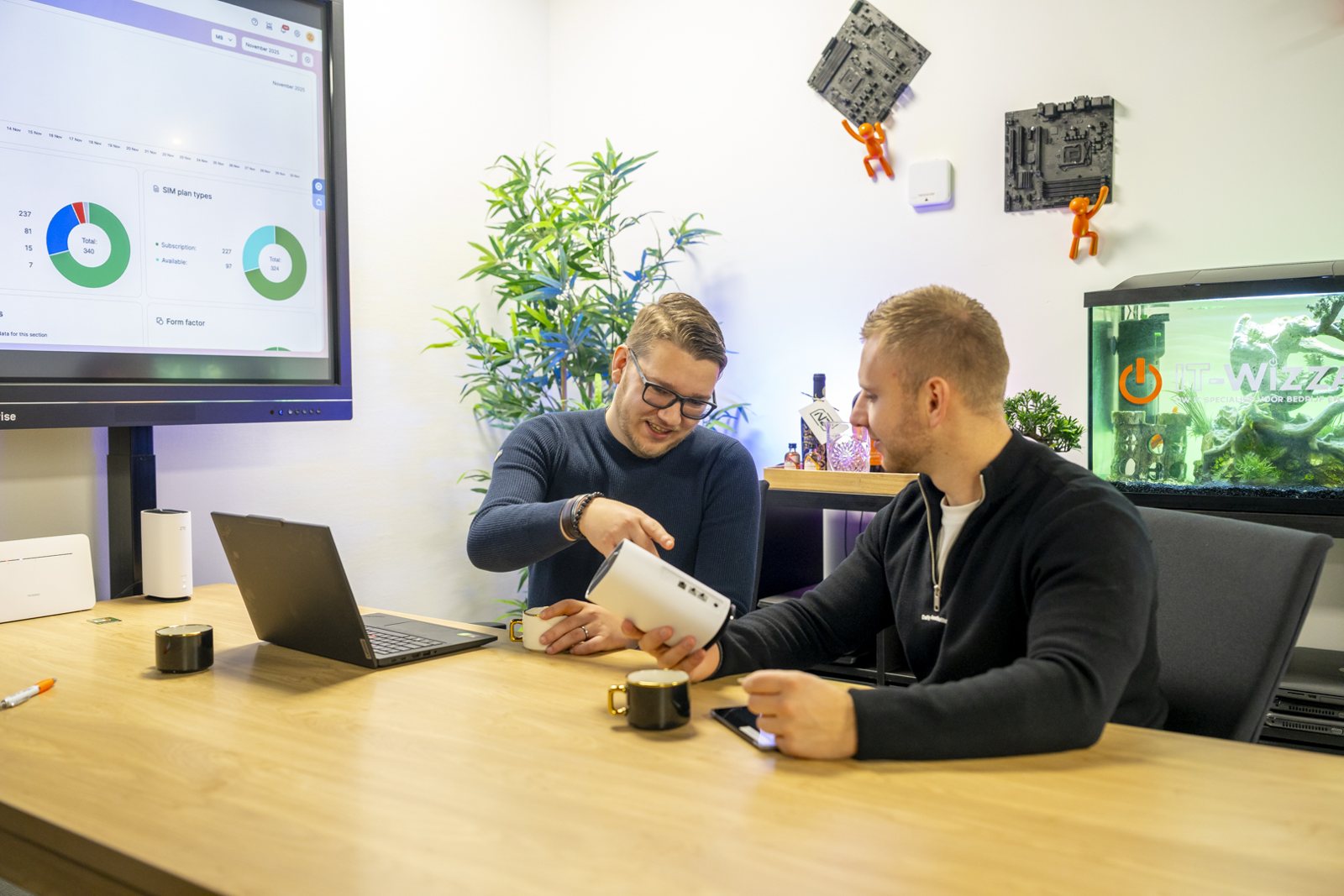 Adviesgesprek tussen IT-Wizzard en een assurantiekantoor