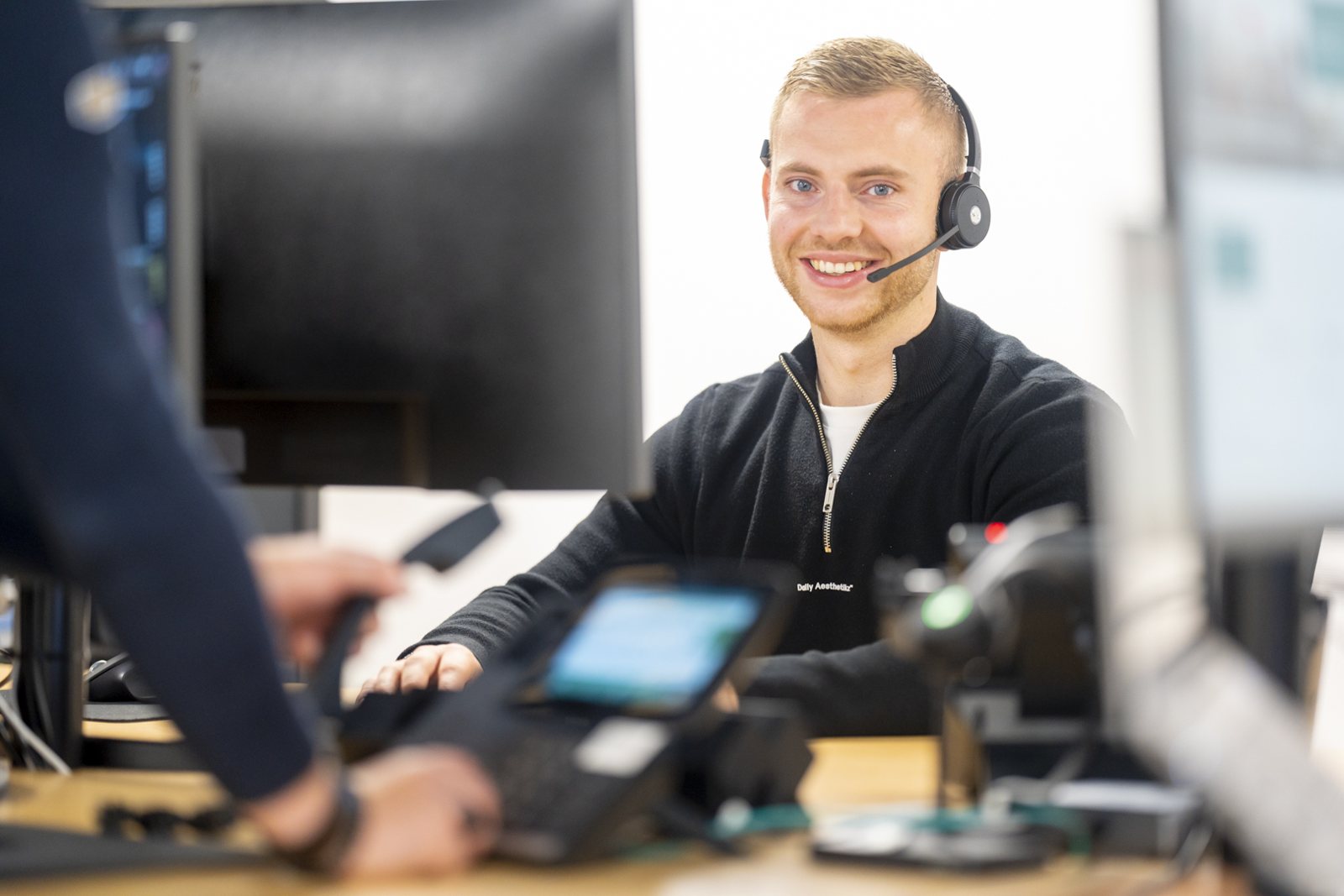 Specialist van IT-Wizzard met headset helpt klanten uit verschillende sectoren