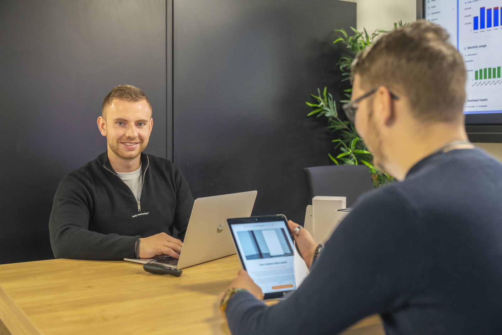 Specialist van IT-Wizzard in gesprek met een klant aan een beheerde werkplek
