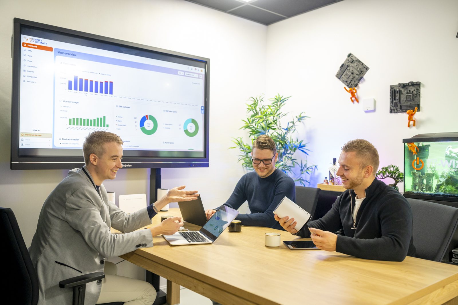 Specialisten van IT-Wizzard bespreken een back-upoplossing