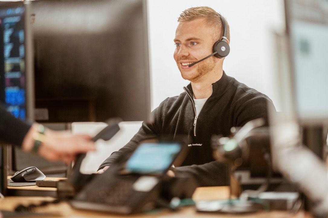 Specialist van IT-Wizzard met headset helpt een klant op afstand