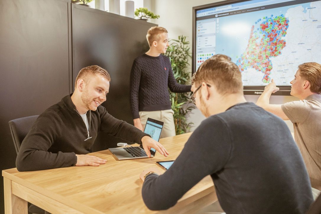 Specialist van IT-Wizzard in overleg met een klant