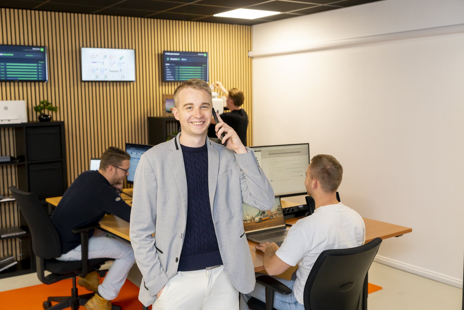 Specialist van IT-Wizzard in overleg met een klant