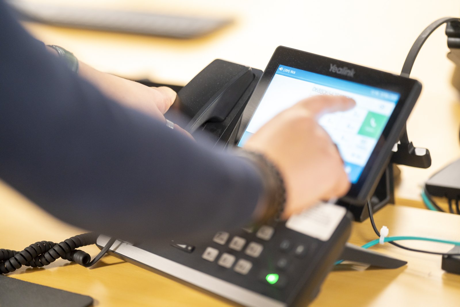 Zakelijk VoIP-toestel wordt bediend door een specialist van IT-Wizzard