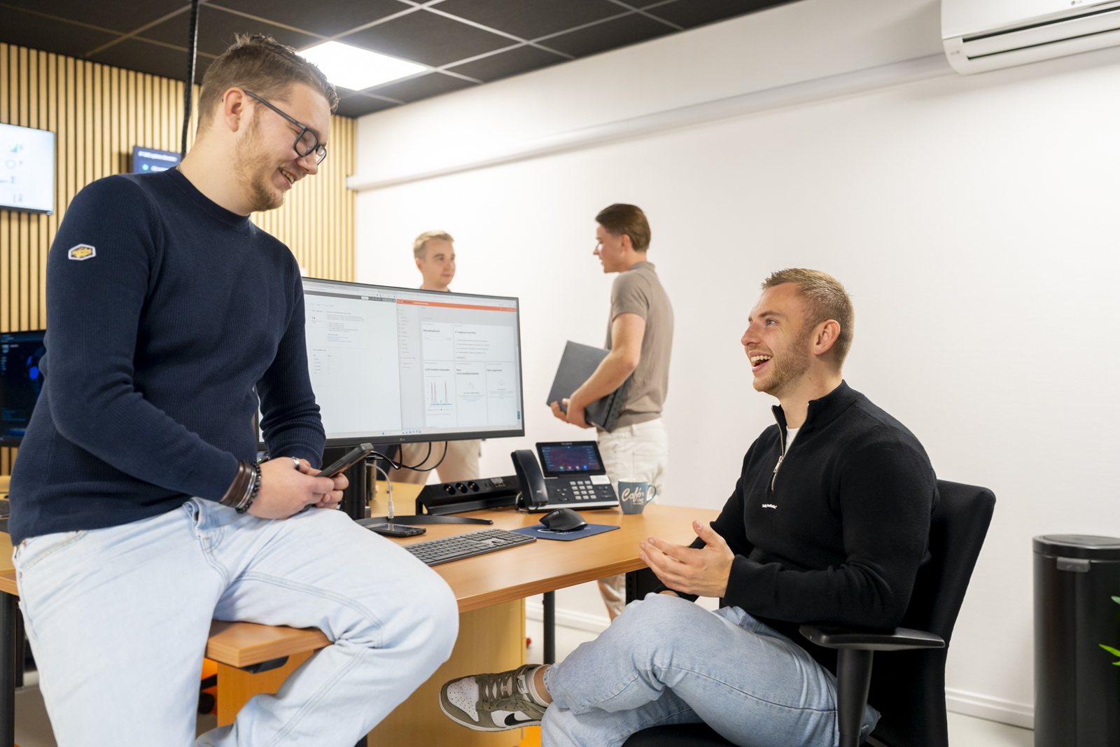Specialist van IT-Wizzard in overleg met een klant