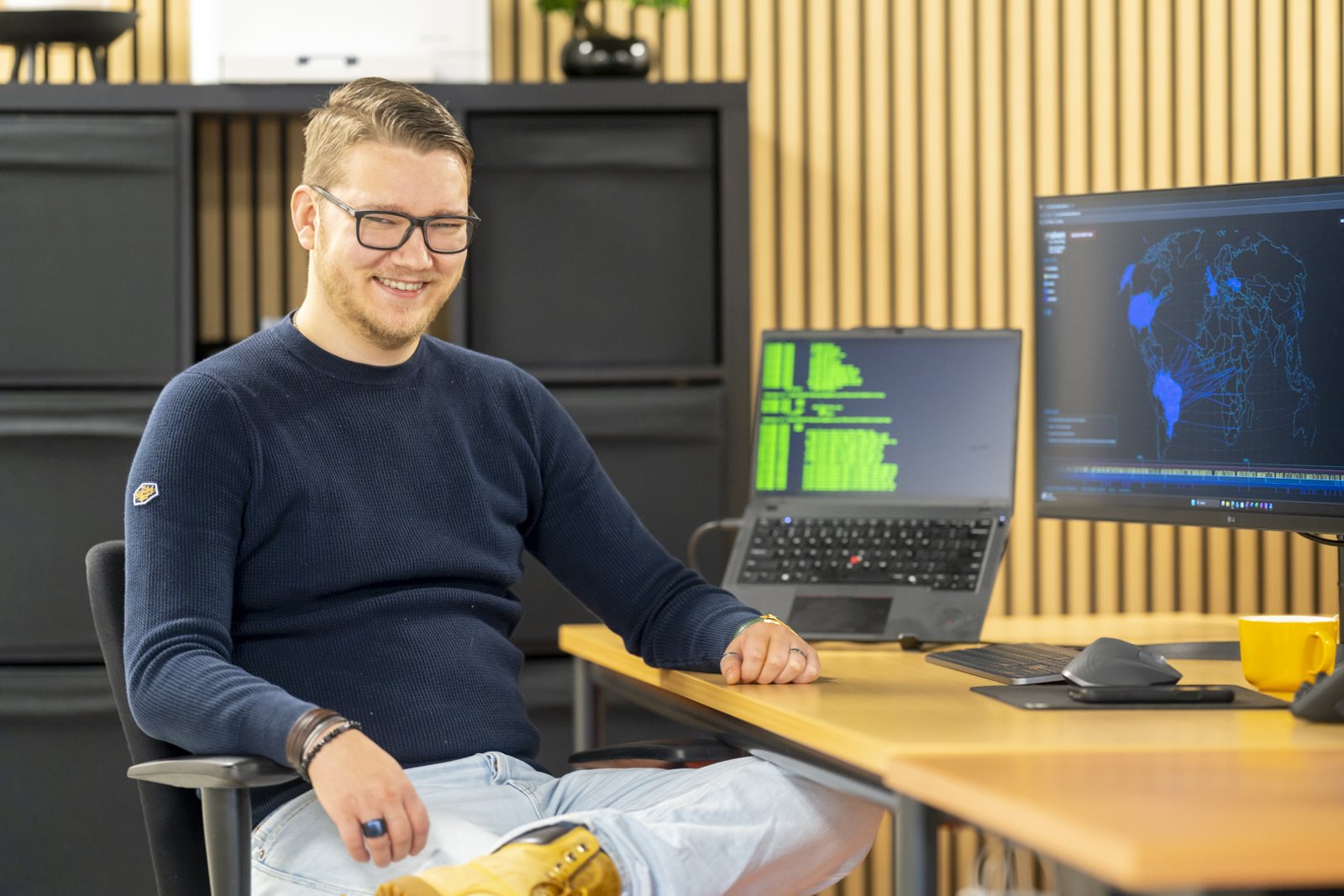 Hostingspecialist van IT-Wizzard achter zijn werkplek