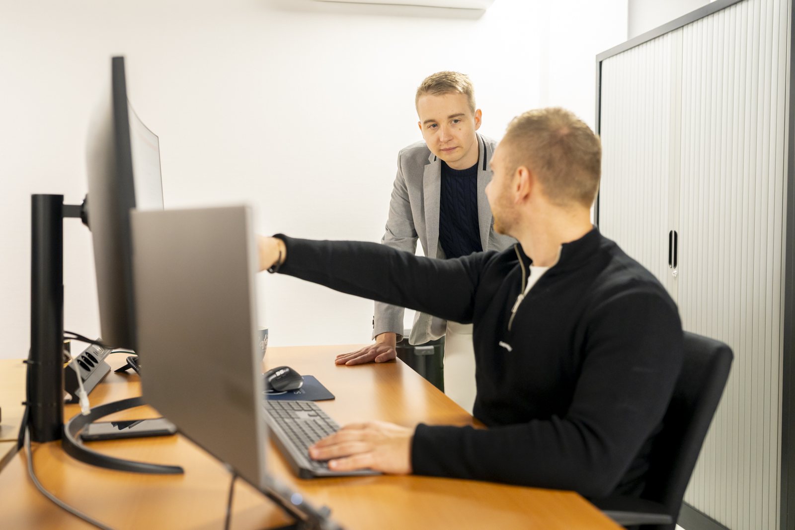 Specialist van IT-Wizzard in overleg met een klant