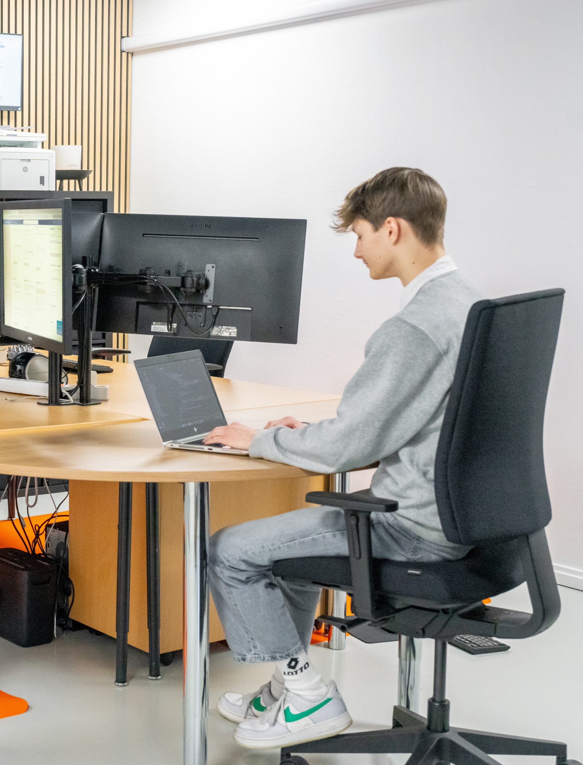 Jonge ICT-medewerker werkt samen met een collega